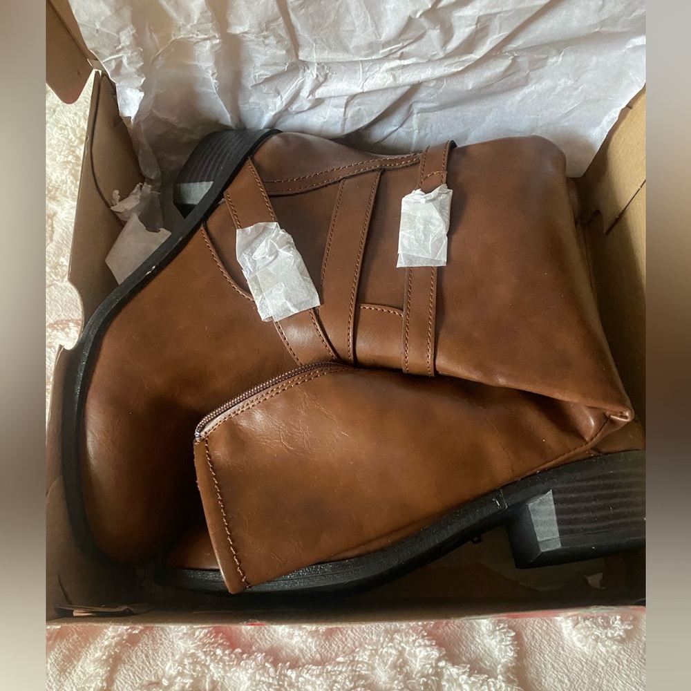 Women's boots Size 8